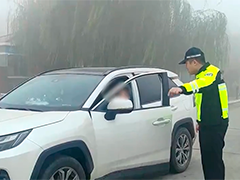 山东大雾致孕妇滞留高速 交警紧急护送