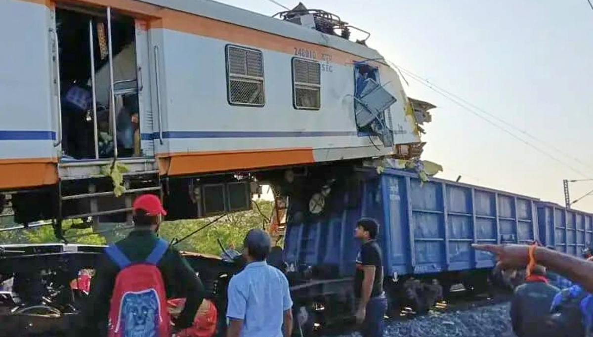 印度中部发生客运列车与货运火车相撞事故