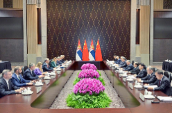 李强会见塞尔维亚总理