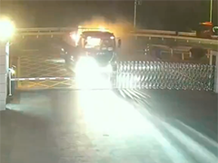 江苏泰州货车起火 司机紧急开进消防站求助