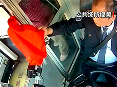 300克黄金遗落公交 司机及时送还