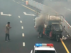 山东淄博电动三轮车行驶途中自燃 警民合力扑救