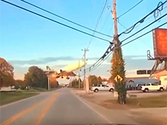 美国一货机发生坠毁事故 又一段行车记录仪视频拍下货机坠毁瞬间