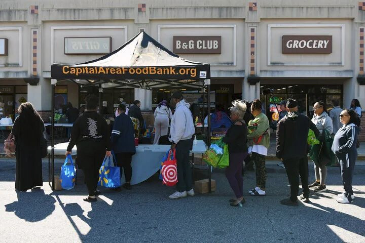 美政府"停摆"继续 排长队 食品救济点人更多了