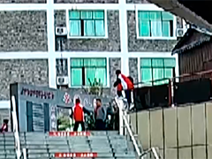 贵州镇远男孩不慎坠落 交警4分钟打通“生命通道”