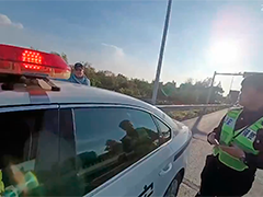 网约车抛锚俄籍乘客被困高速 民警暖心救助