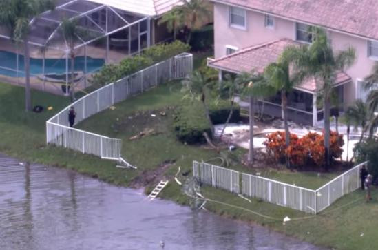 一架小型飞机在美国佛罗里达州坠毁