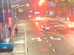 进博会参展商雨夜迷路 民警暖心化解"上车"难题