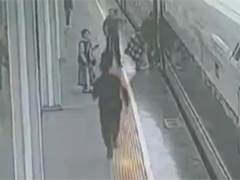 男童跌落高铁站台 警民合力救援