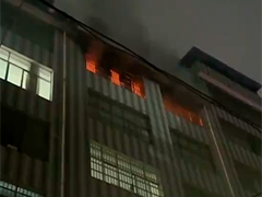 取暖器起火两人被困 消防紧急救援