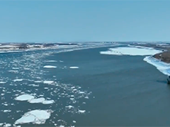 黑龙江两江交汇现"一江流水一江流冰"景观