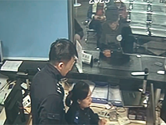 上海在逃人员"自投罗网" 交警窗口上演"静默抓捕"