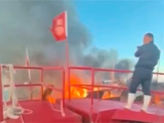 江苏连云港渔船着火9人被困 附近渔民冒险相救