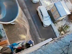 黑龙江七台河 居民阳台意外起火 路过市民出手灭火