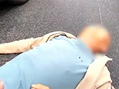 上海家长接娃途中倒地受伤 护校民警及时处置