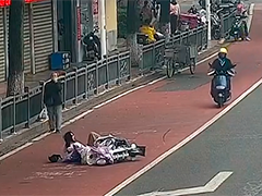 浙江余姚女子骑车摔倒 铁骑暖心救助