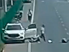 夺命"开门杀" 汽车司机突开车门 致一名骑车人摔倒死亡