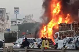 印度马哈拉施特拉邦多车相撞起火 数十人伤亡