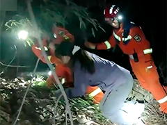 浙江义乌两名登山者迷路被困山中 紧急搜救终脱困