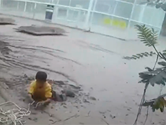 陕西安康男孩身陷江边淤泥 民警想方设法营救