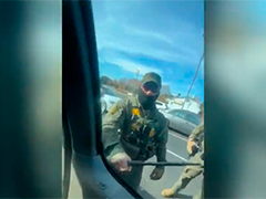 砸车验身份 联邦工作人员暴力执法引争议