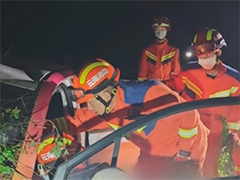 云南 轿车高速路失控坠入田地 3人成功获救