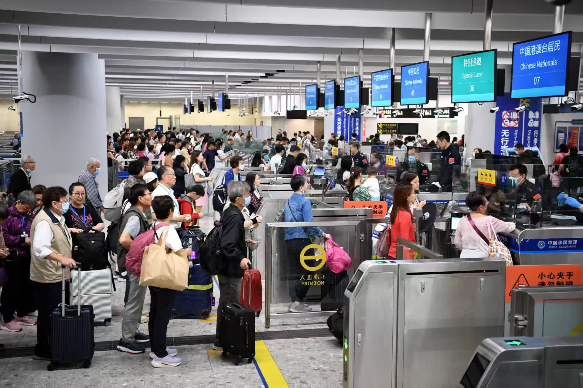 广深港高铁西九龙站口岸迎来客流高峰