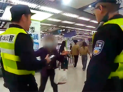 祖孙上车走散 民警帮忙团聚