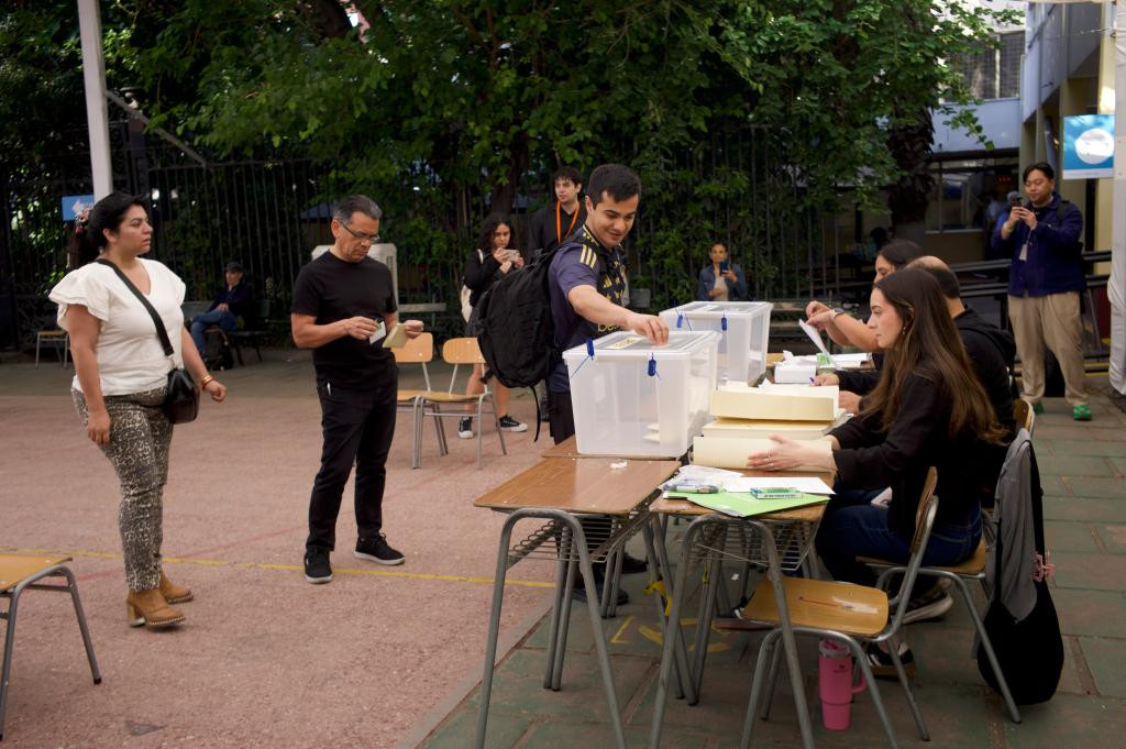 智利举行总统和议会选举