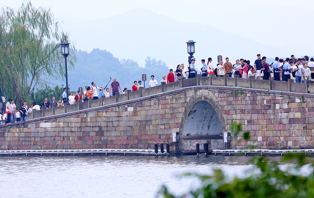 浙江全省率先推行秋假 多地景区客流明显增长