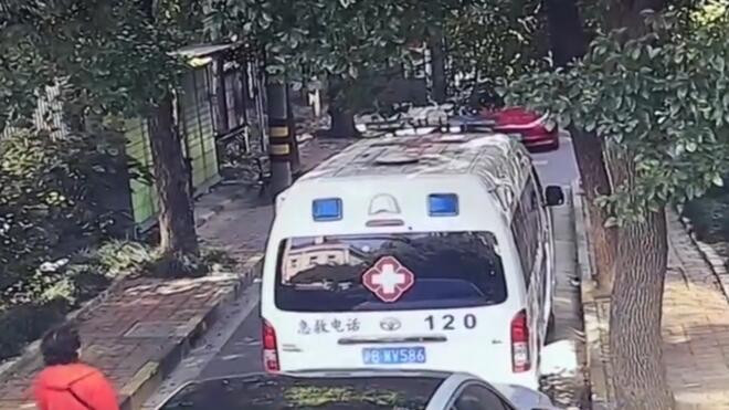 救护车驶离小区竟遭私家车堵路 管理疏漏待完善