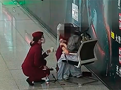 乘客晕倒 地铁站务员跪地16分钟施救