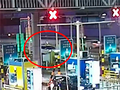 分心驾驶酿险情 司机一转头车辆撞上安全岛