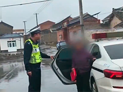 老人误入高速 民警护送回家