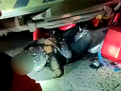 人车卷入半挂车底 叉车师傅协助救援