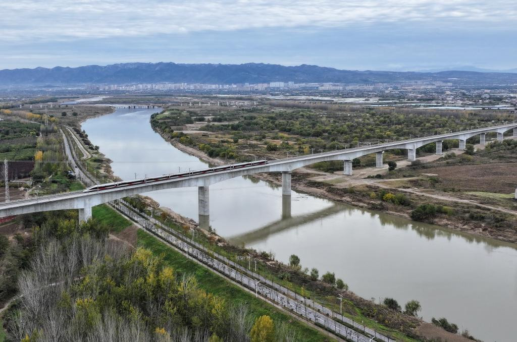 前10个月铁路客流创新高 促进服务消费