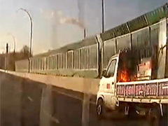 货车意外自燃 公交车司机帮忙灭火