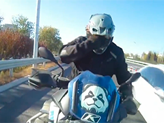 男子奔丧骑摩托上禁行路 交警温情执法获赞