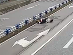 孕妇骑摩托车摔倒 警民合力救援