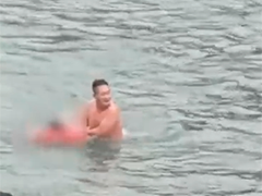 成都两人落水被冲走 快递小哥挺身施救