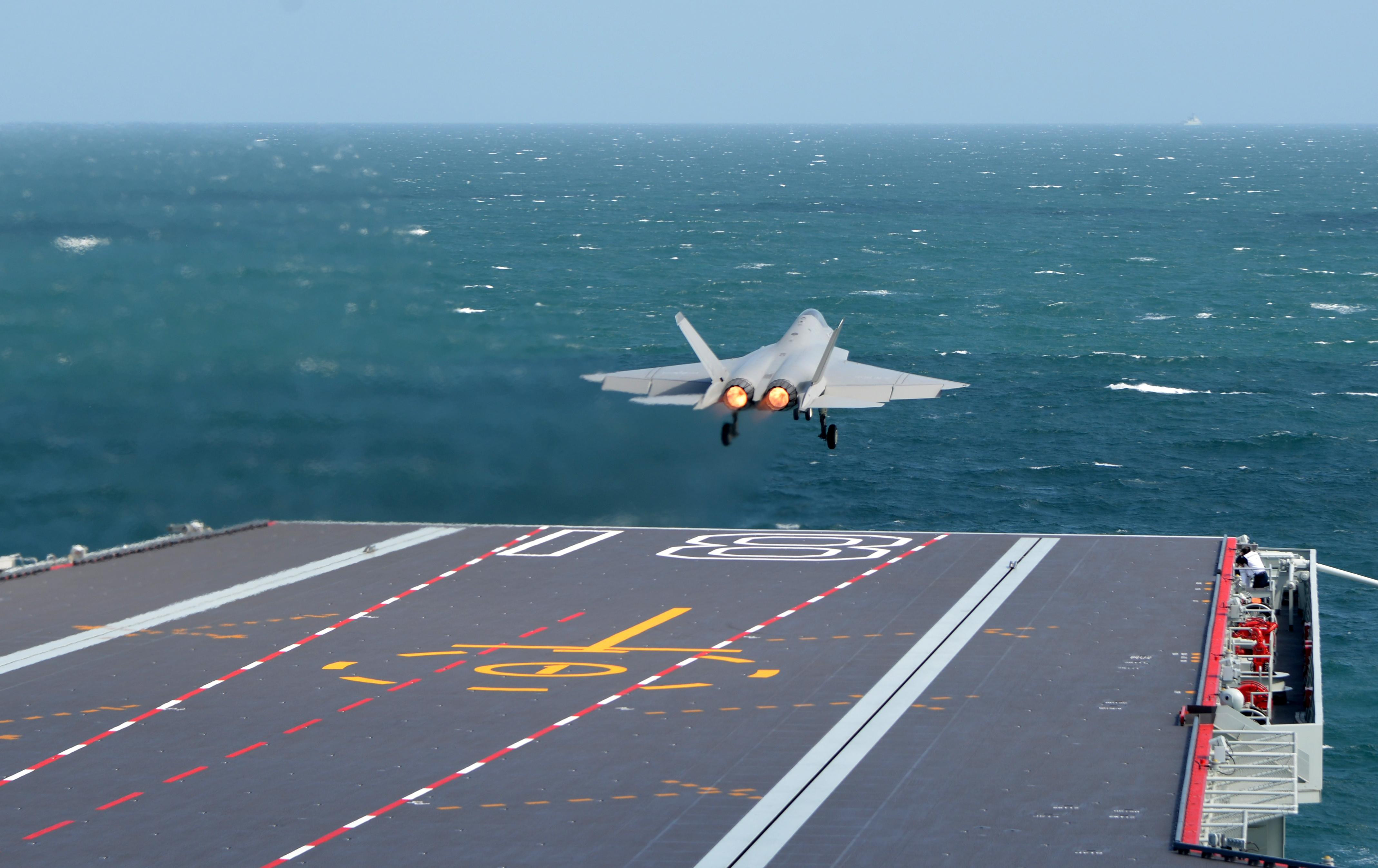 海军福建舰开展入列后首次海上实兵训练