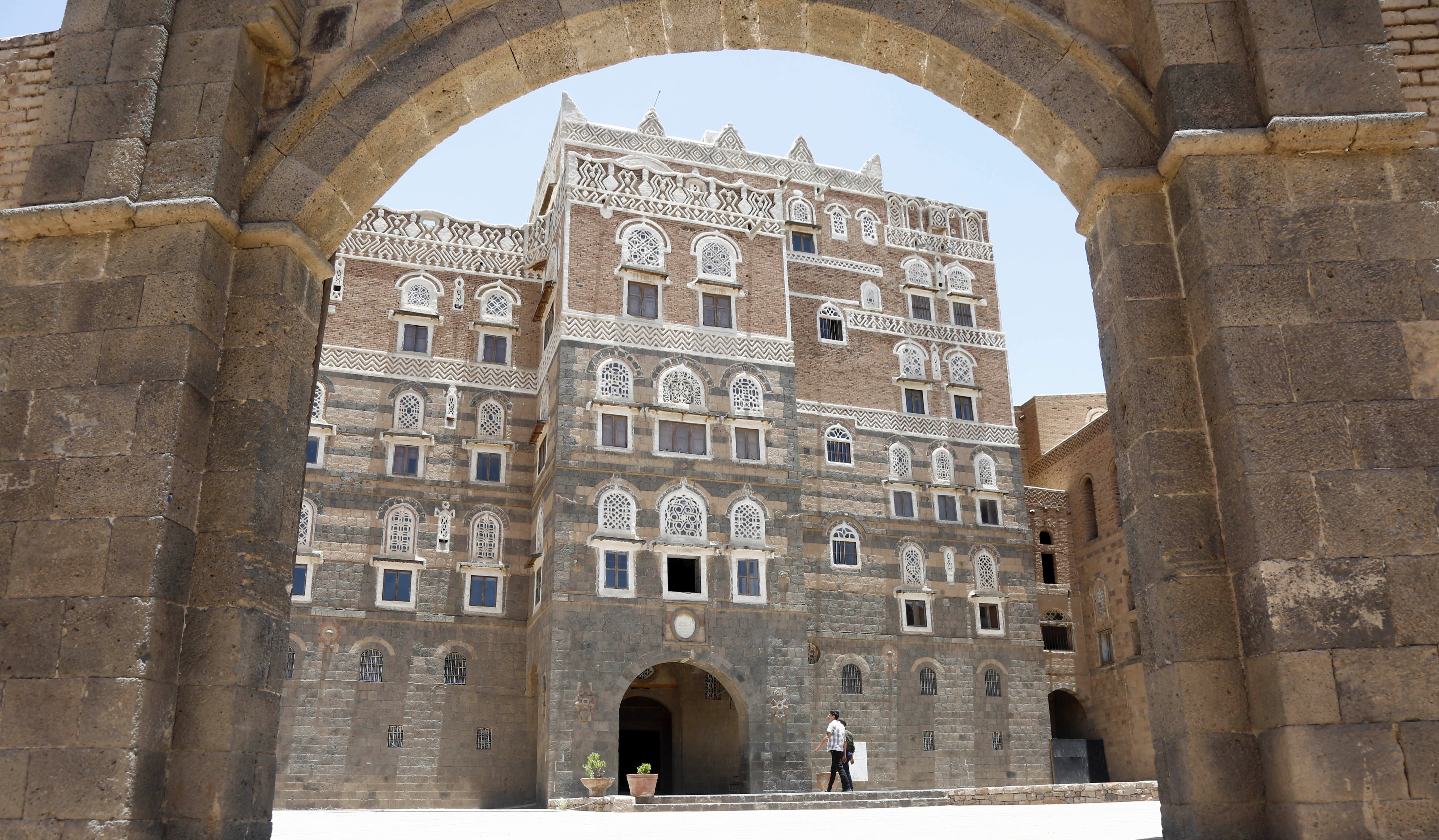 也门国博遭空袭后 文物修复面临困境