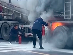 湖北建始 水泥罐车突然起火 父子三人合力扑灭