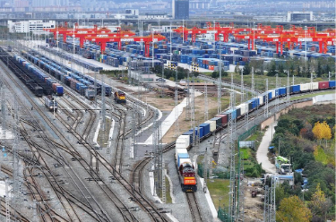 【学习贯彻四中全会精神·一线见闻】“钢铁驼队”驰新程