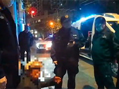 上海孤老街头摔倒 众人暖心救助