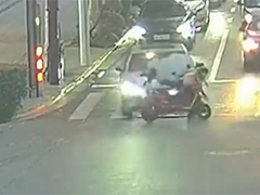 闯红灯抄近道 电动车"花式违法"撞车负全责