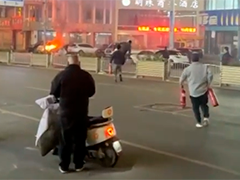 河南商丘深夜车辆自燃 众人紧急扑救