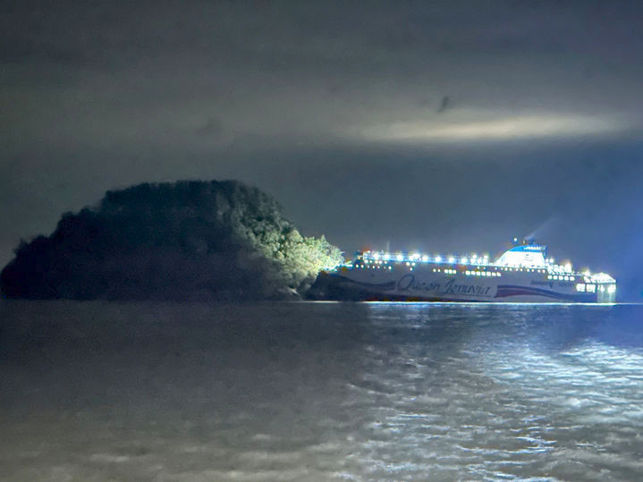 韩国一载有267人的客轮搁浅 全员获救