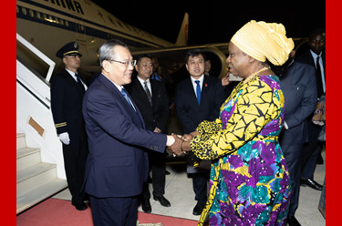 李强抵达卢萨卡开始对赞比亚进行正式访问