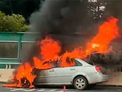 广西南宁小车突发自燃 消防迅速处置